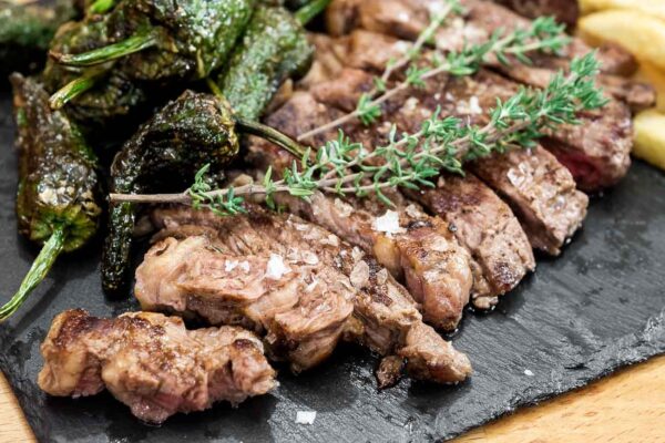 Entrecote con Patatas y Pimiento